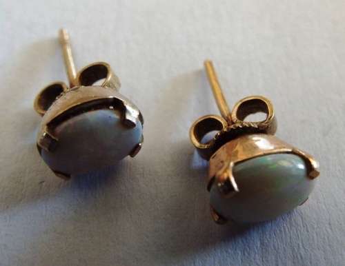 NICE,,,, ,,,9 CT GOLD  earrings with real australian opels