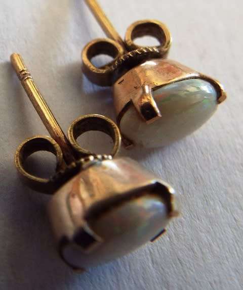 NICE,,,, ,,,9 CT GOLD  earrings with real australian opels