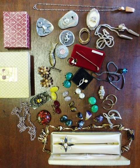 NICE,,,, LARGE LOT OF VINTAGE JEWELLERY