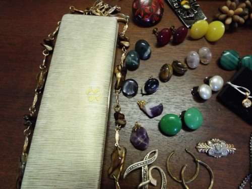 NICE,,,, LARGE LOT OF VINTAGE JEWELLERY