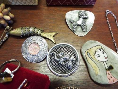 NICE,,,, LARGE LOT OF VINTAGE JEWELLERY