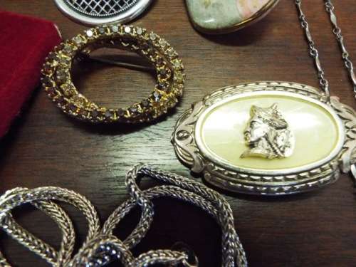 NICE,,,, LARGE LOT OF VINTAGE JEWELLERY