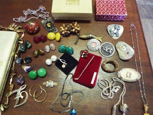 NICE,,,, LARGE LOT OF VINTAGE JEWELLERY