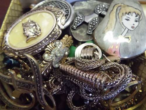 NICE,,,, LARGE LOT OF VINTAGE JEWELLERY