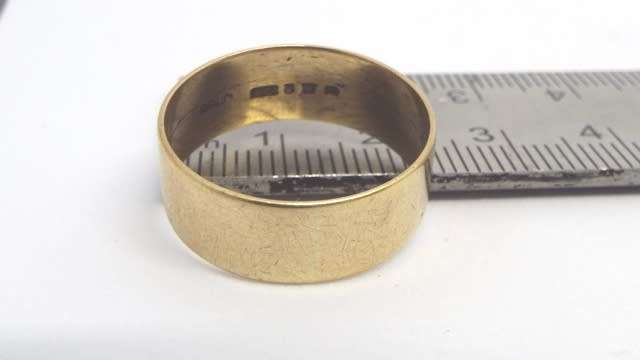 NICE vintage 9ct gold ring