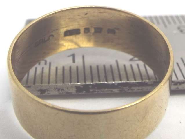 NICE vintage 9ct gold ring