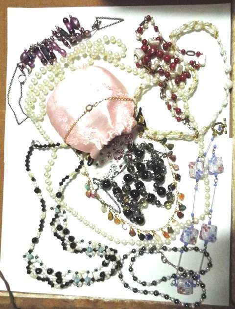 NICE vintage NECKLACES LOT