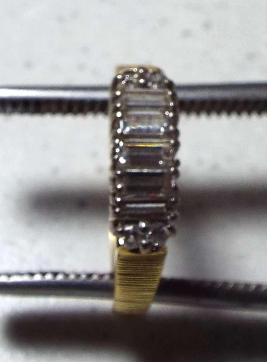 SOLID 18 ct gold  cluster ring 3.3 gram with  0.62 ct real diamonds