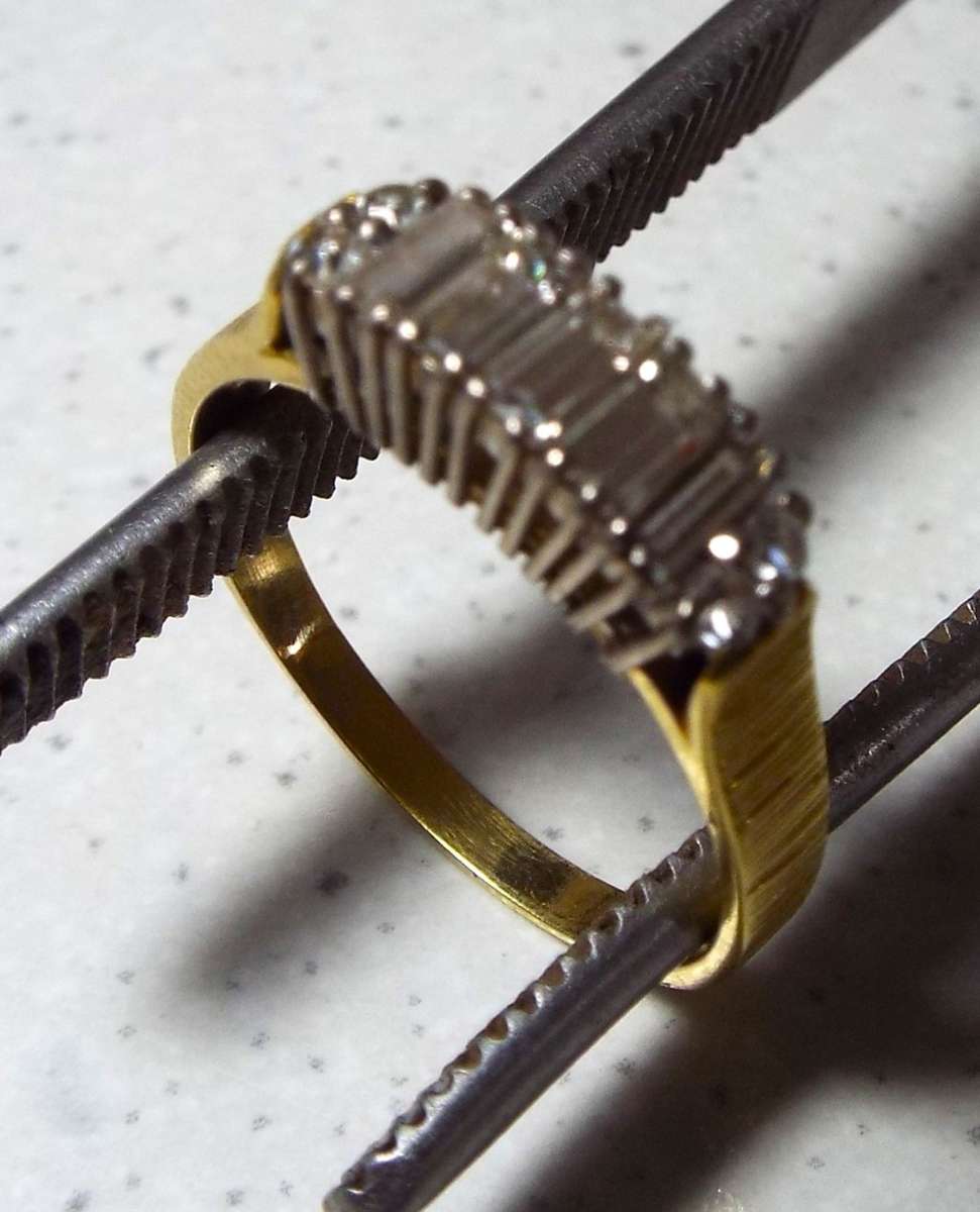 SOLID 18 ct gold  cluster ring 3.3 gram with  0.62 ct real diamonds