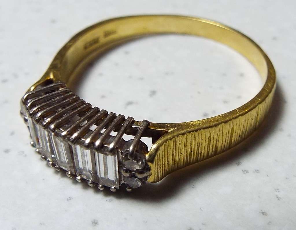 SOLID 18 ct gold  cluster ring 3.3 gram with  0.62 ct real diamonds