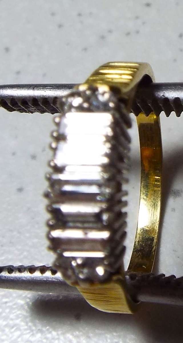 SOLID 18 ct gold  cluster ring 3.3 gram with  0.62 ct real diamonds