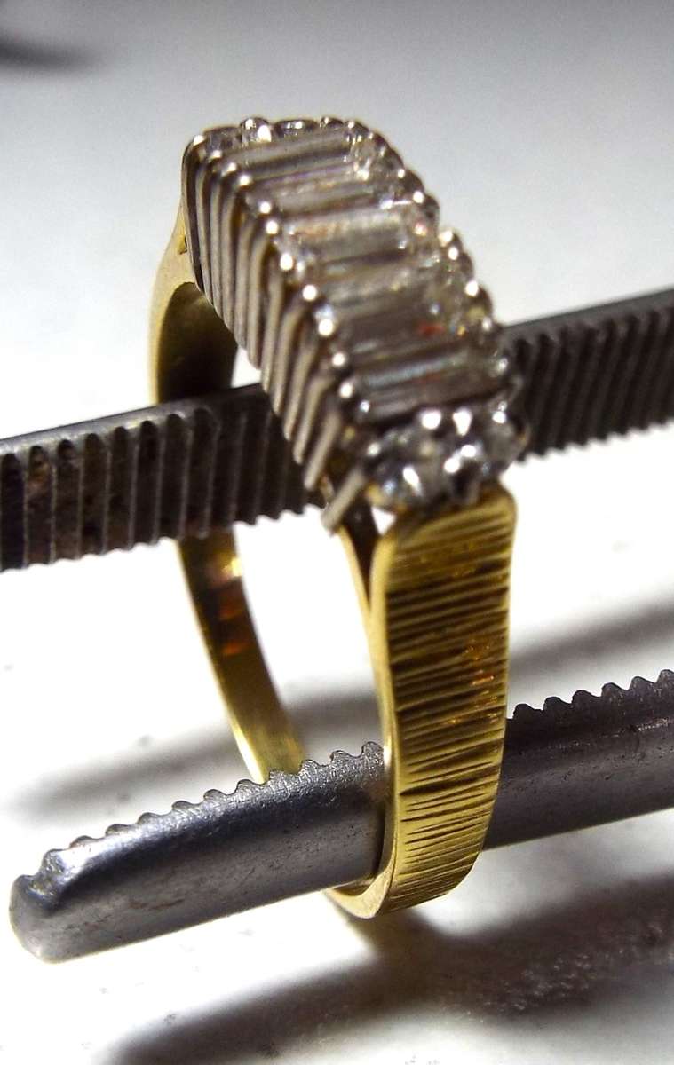 SOLID 18 ct gold  cluster ring 3.3 gram with  0.62 ct real diamonds