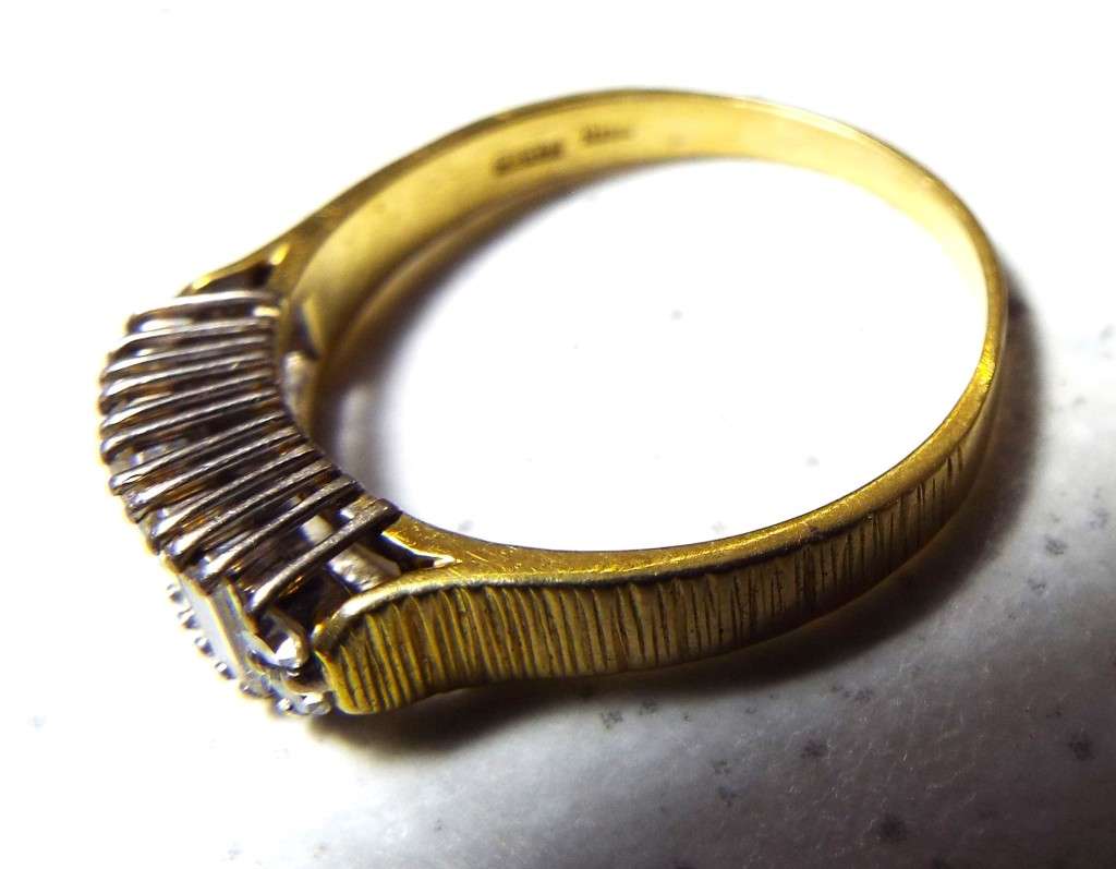 SOLID 18 ct gold  cluster ring 3.3 gram with  0.62 ct real diamonds