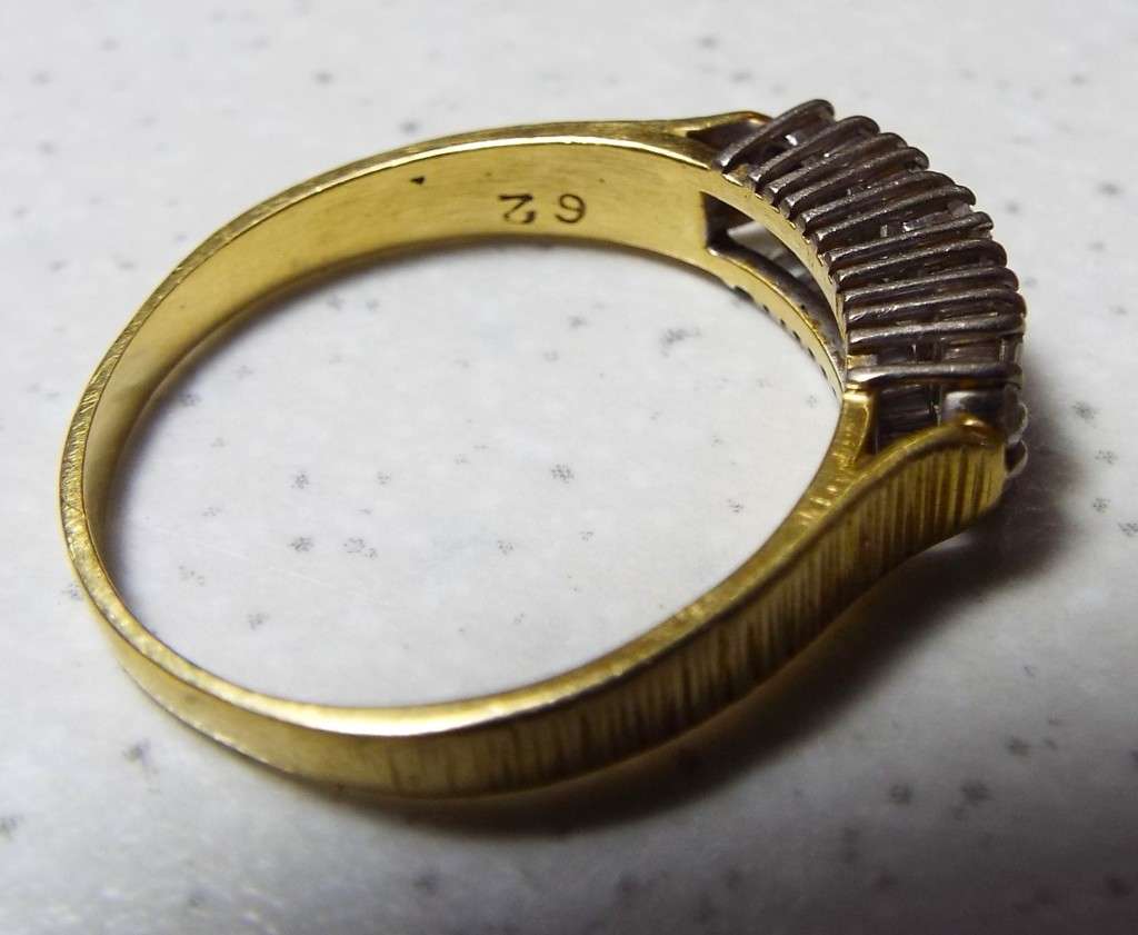 SOLID 18 ct gold  cluster ring 3.3 gram with  0.62 ct real diamonds