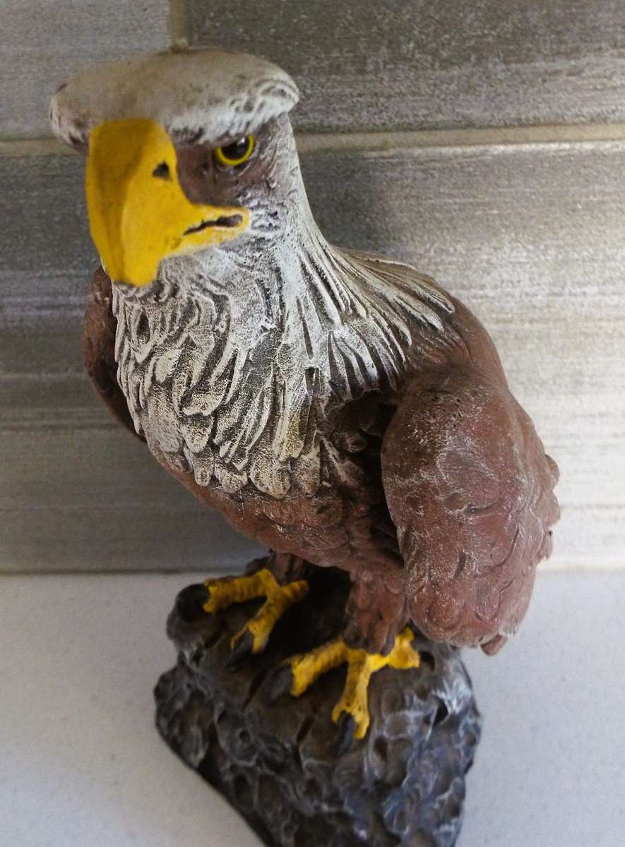 Vintage Bald Eagel figurine  ,,dont miss out