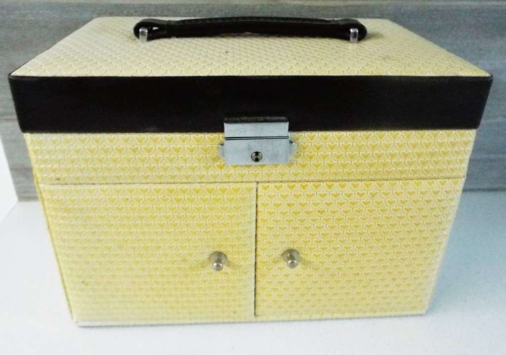 vintage high end jewellery box with some vintage stuff as 1 big lot