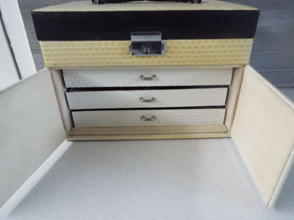 vintage high end jewellery box with some vintage stuff as 1 big lot