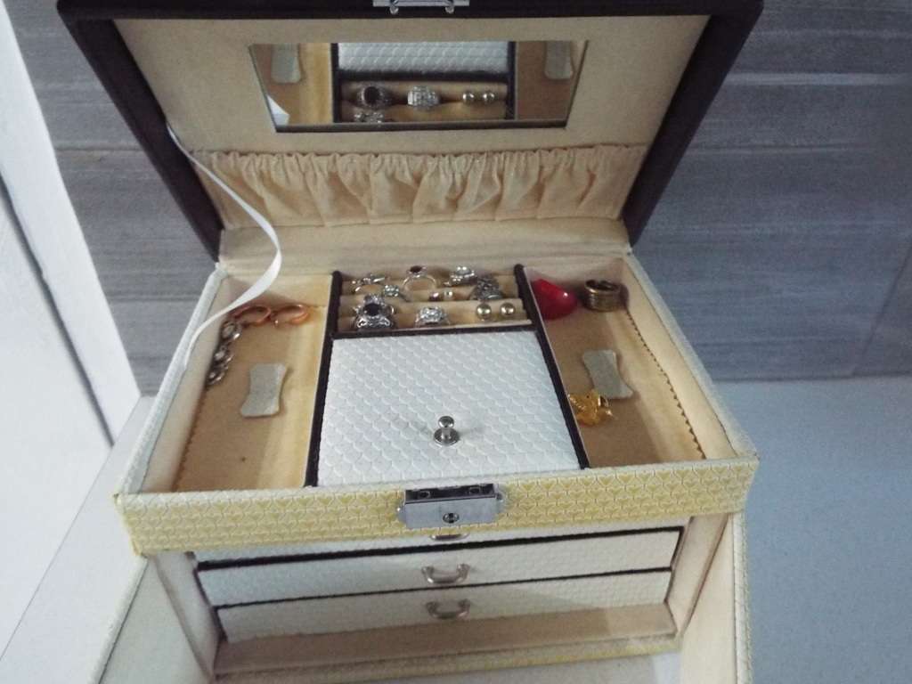 vintage high end jewellery box with some vintage stuff as 1 big lot