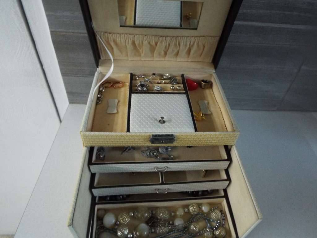 vintage high end jewellery box with some vintage stuff as 1 big lot