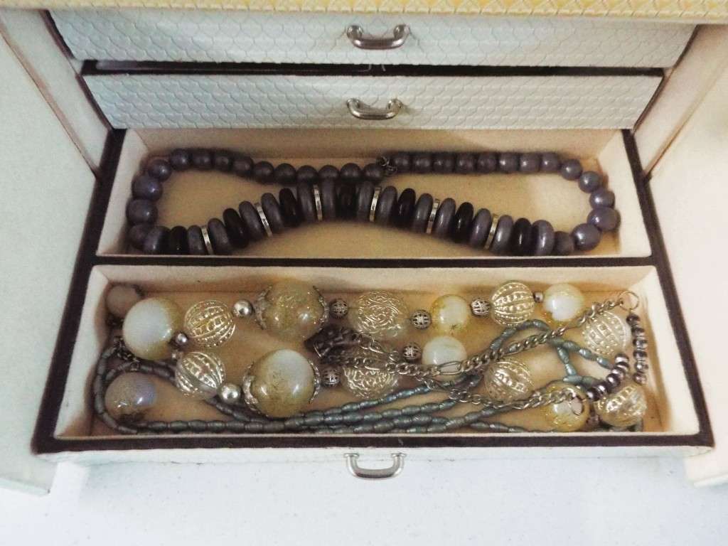 vintage high end jewellery box with some vintage stuff as 1 big lot