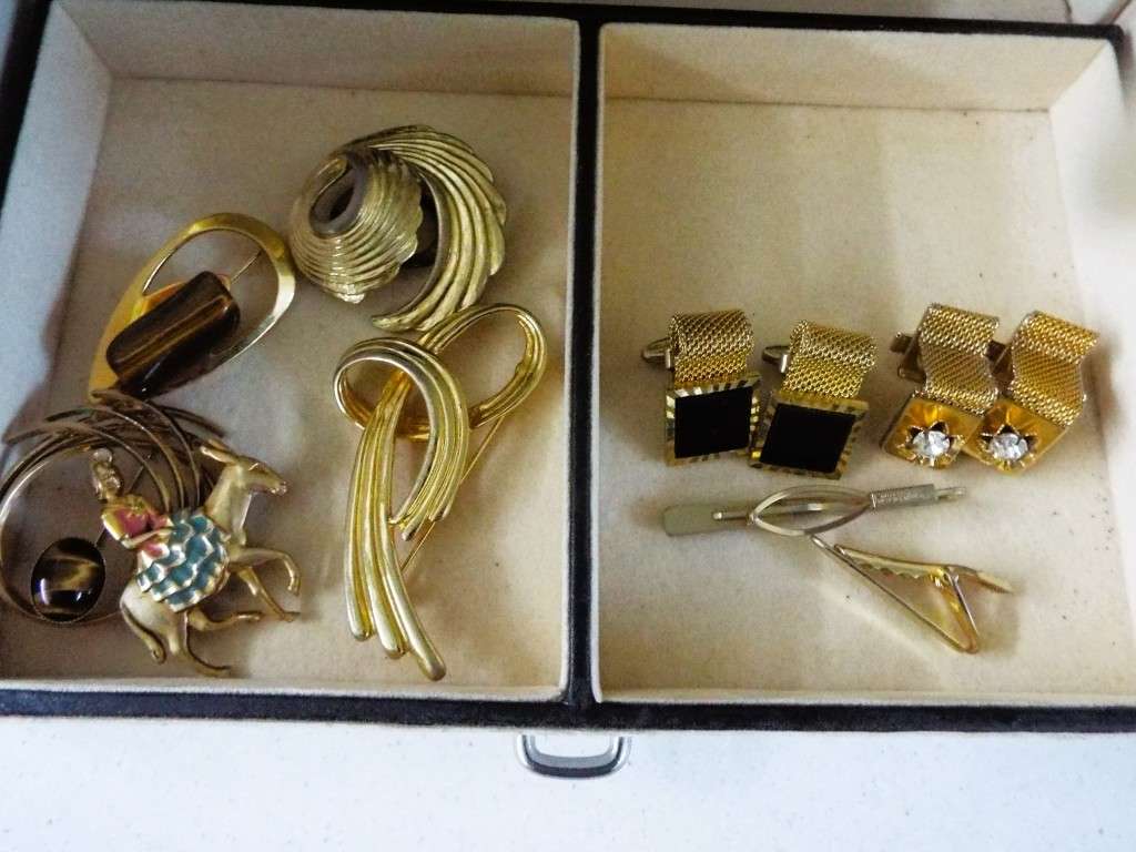 vintage high end jewellery box with some vintage stuff as 1 big lot