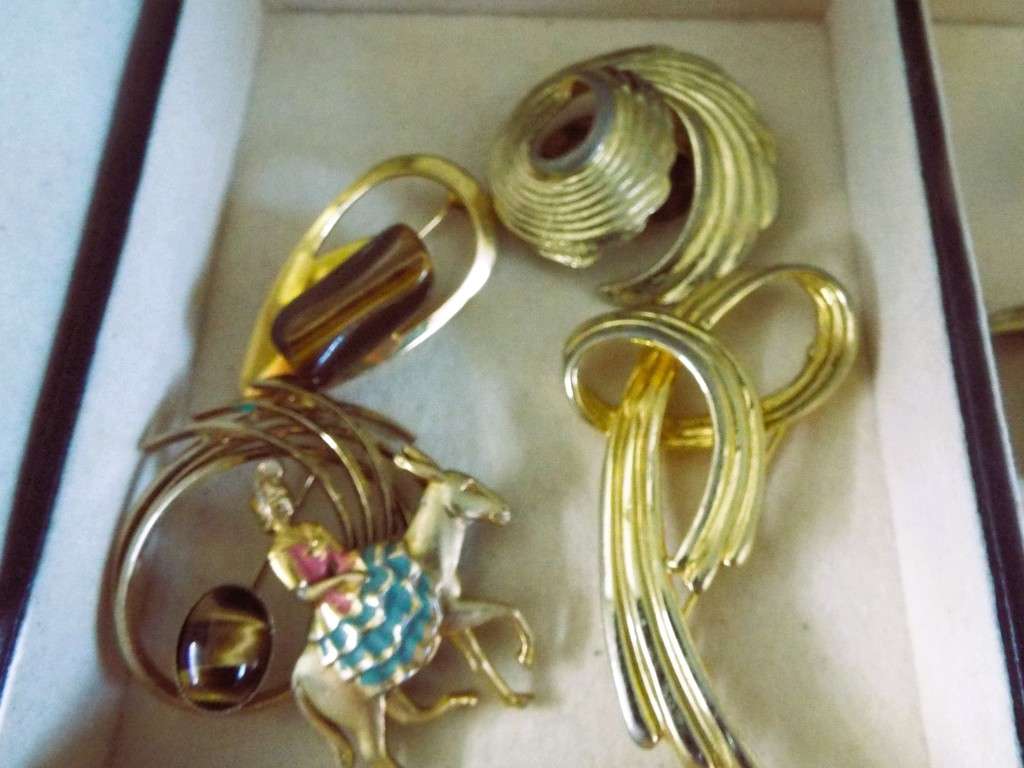 vintage high end jewellery box with some vintage stuff as 1 big lot