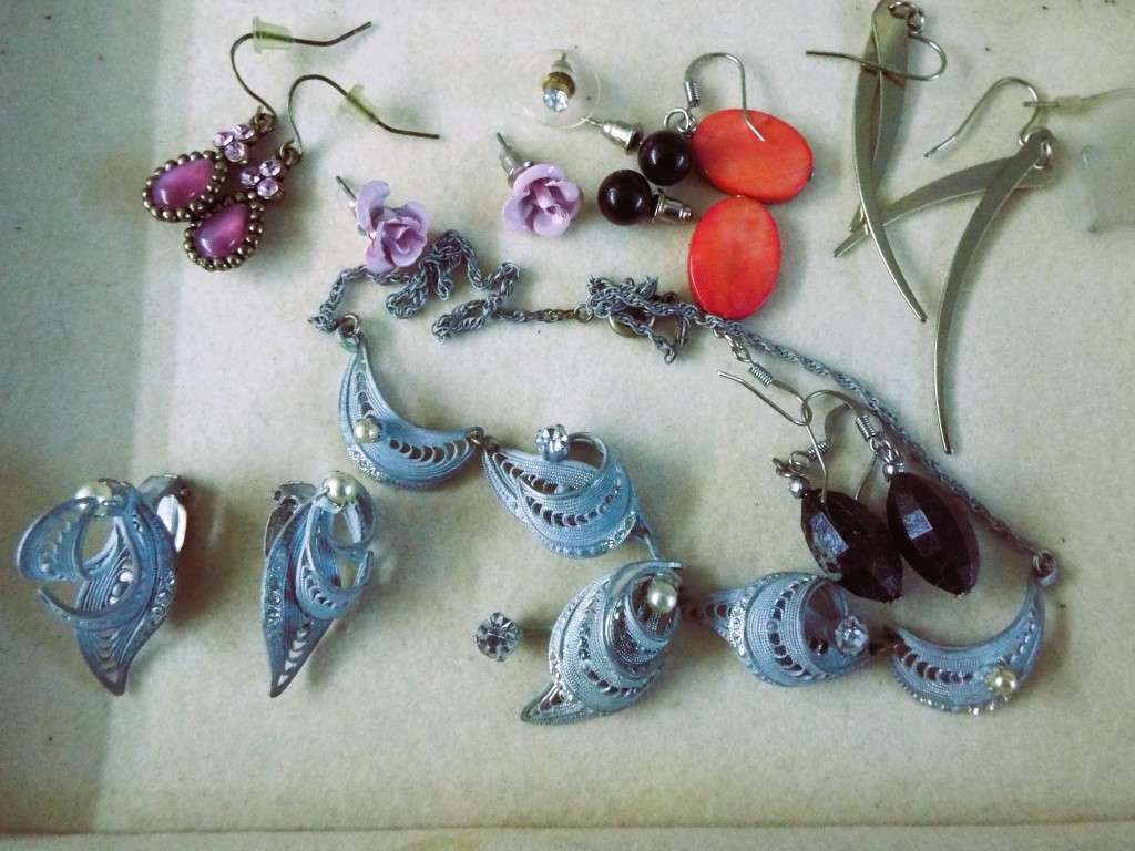 vintage high end jewellery box with some vintage stuff as 1 big lot