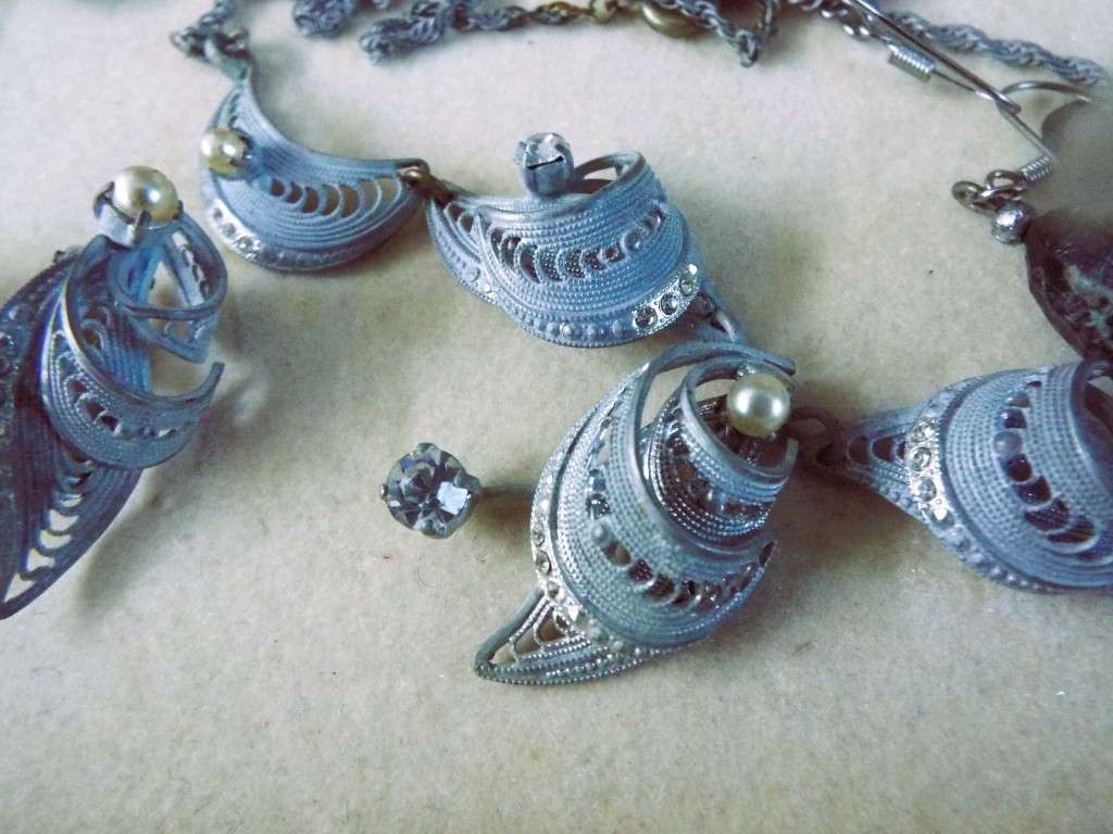 vintage high end jewellery box with some vintage stuff as 1 big lot