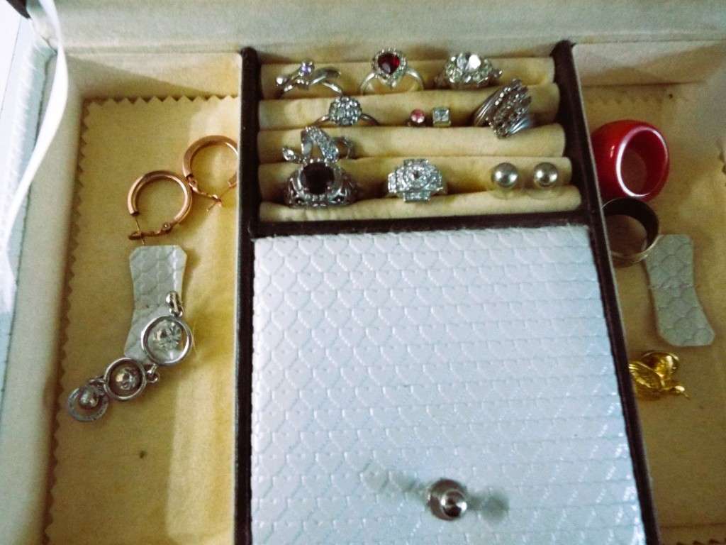 vintage high end jewellery box with some vintage stuff as 1 big lot