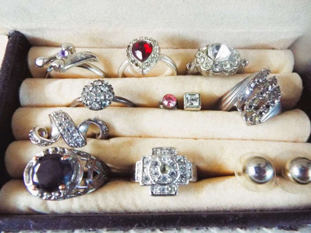 vintage high end jewellery box with some vintage stuff as 1 big lot
