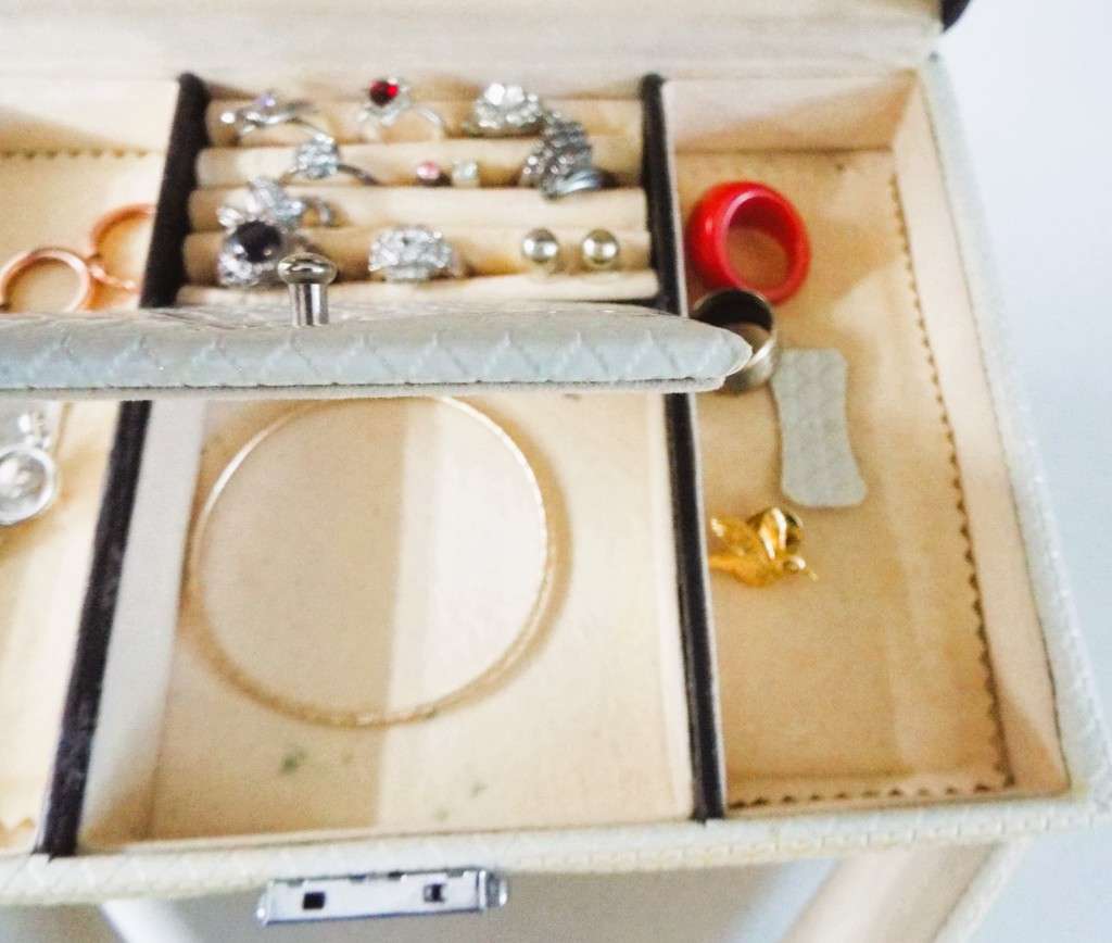vintage high end jewellery box with some vintage stuff as 1 big lot