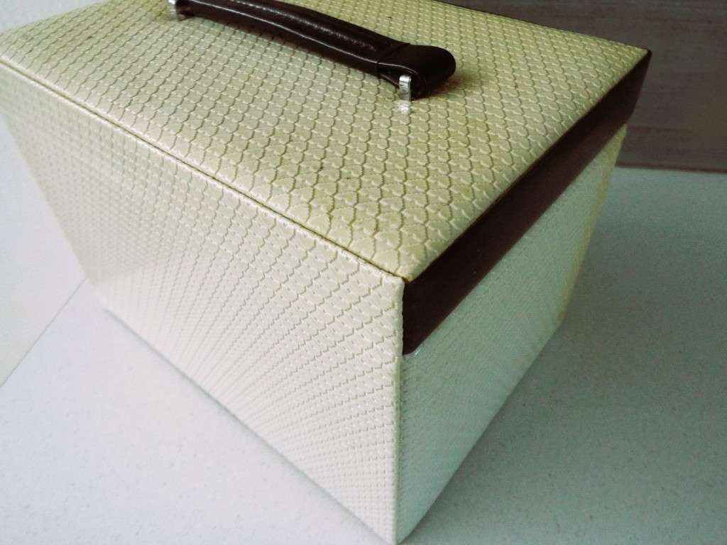 vintage high end jewellery box with some vintage stuff as 1 big lot