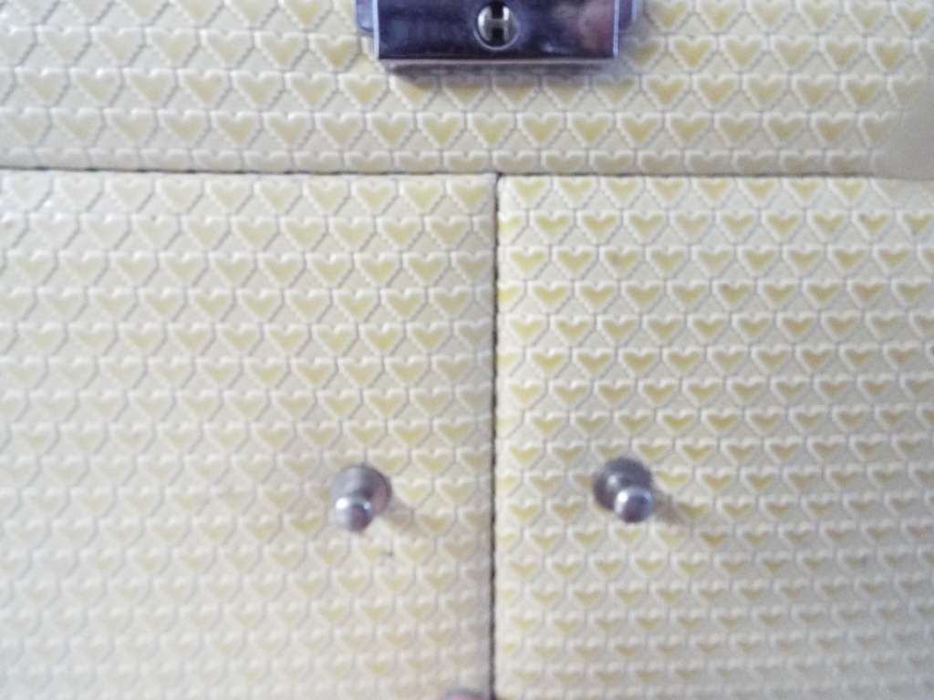 vintage high end jewellery box with some vintage stuff as 1 big lot