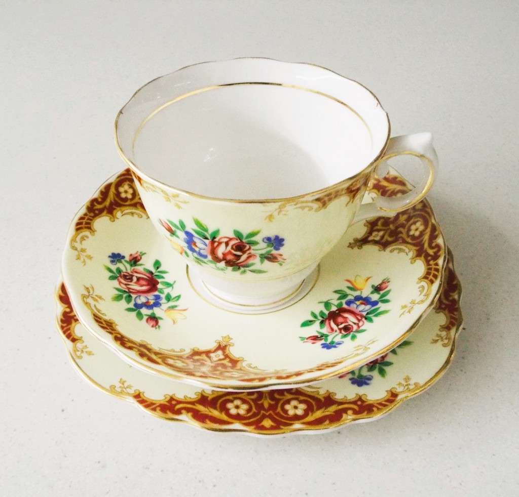 RARE,, Colclough Bone China Tea Set Trio - Red Roses and Floral Pattern, Gilt Edge x 4