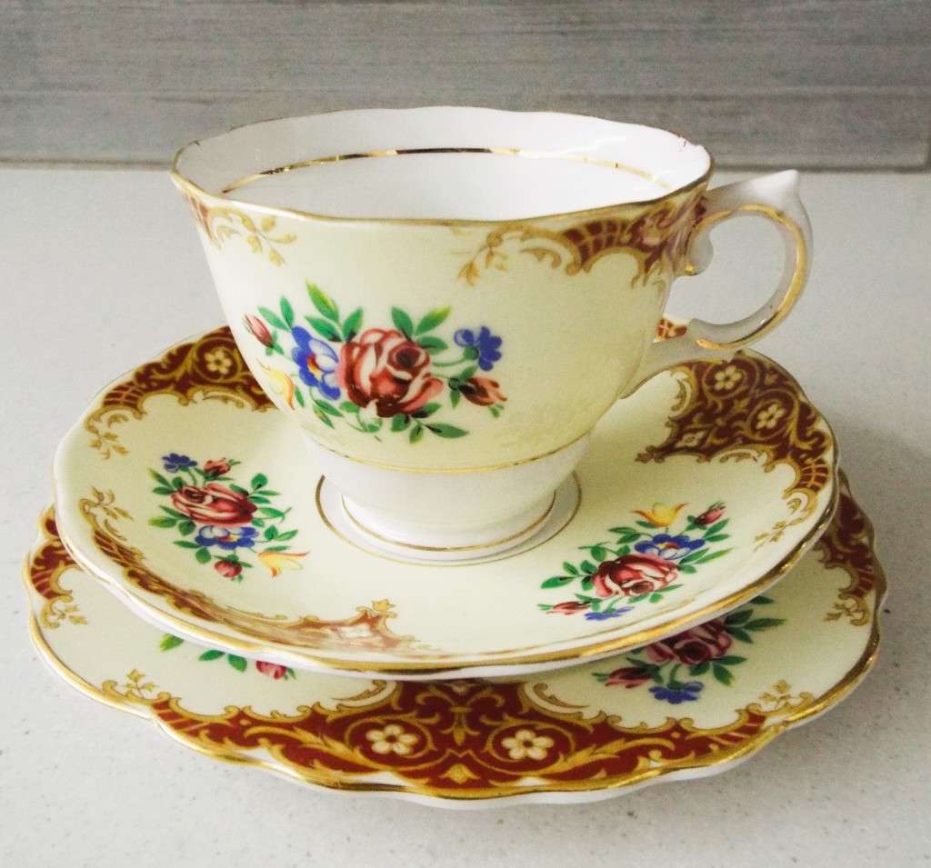 RARE,, Colclough Bone China Tea Set Trio - Red Roses and Floral Pattern, Gilt Edge x 4
