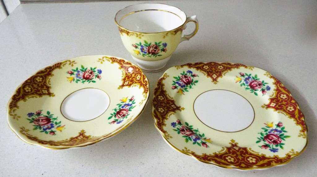 RARE,, Colclough Bone China Tea Set Trio - Red Roses and Floral Pattern, Gilt Edge x 4