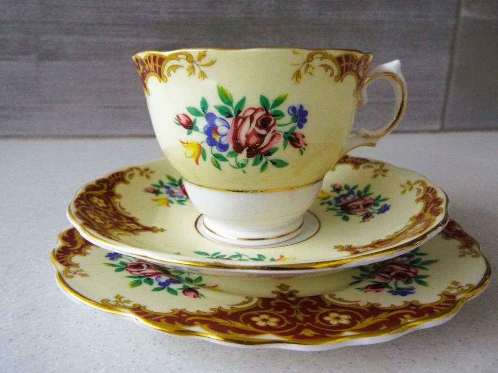 RARE,, Colclough Bone China Tea Set Trio - Red Roses and Floral Pattern, Gilt Edge x 4