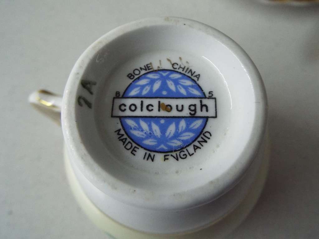 RARE,, Colclough Bone China Tea Set Trio - Red Roses and Floral Pattern, Gilt Edge x 4