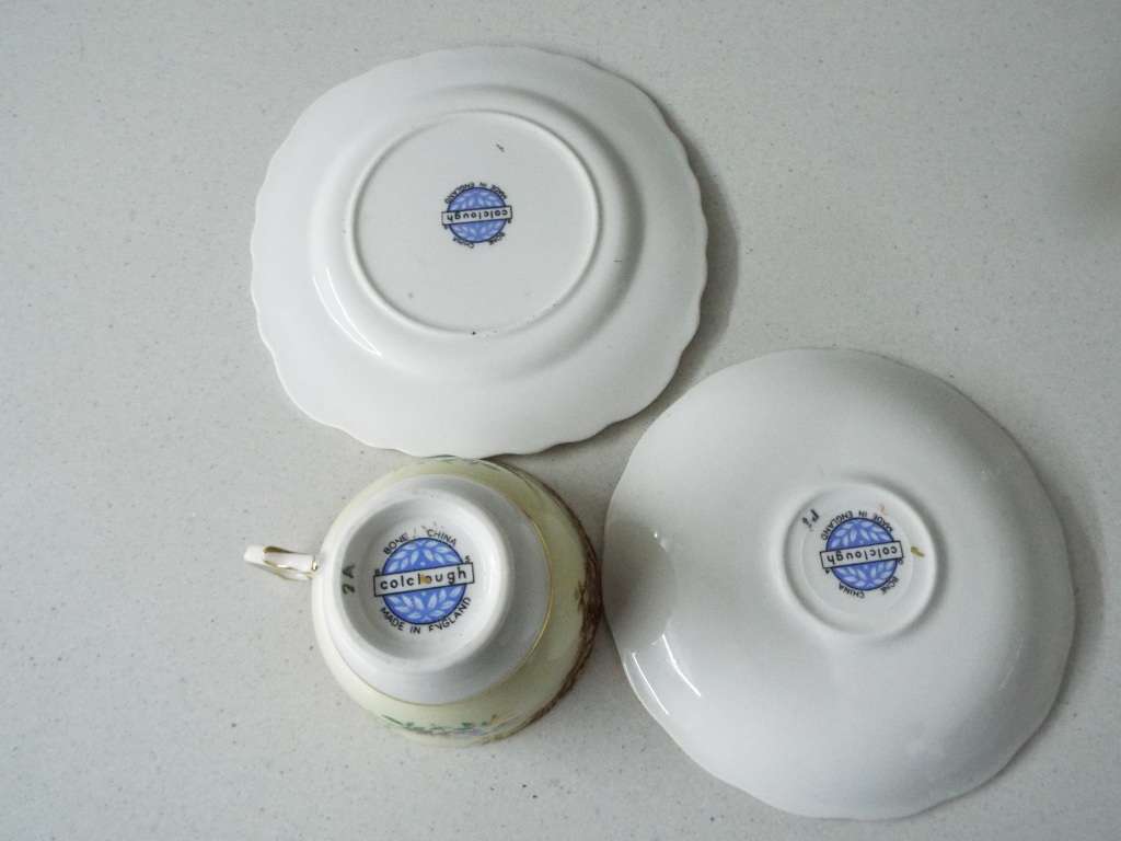 RARE,, Colclough Bone China Tea Set Trio - Red Roses and Floral Pattern, Gilt Edge x 4