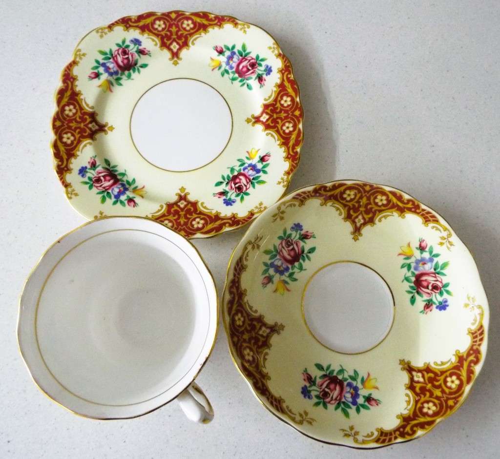RARE,, Colclough Bone China Tea Set Trio - Red Roses and Floral Pattern, Gilt Edge x 4