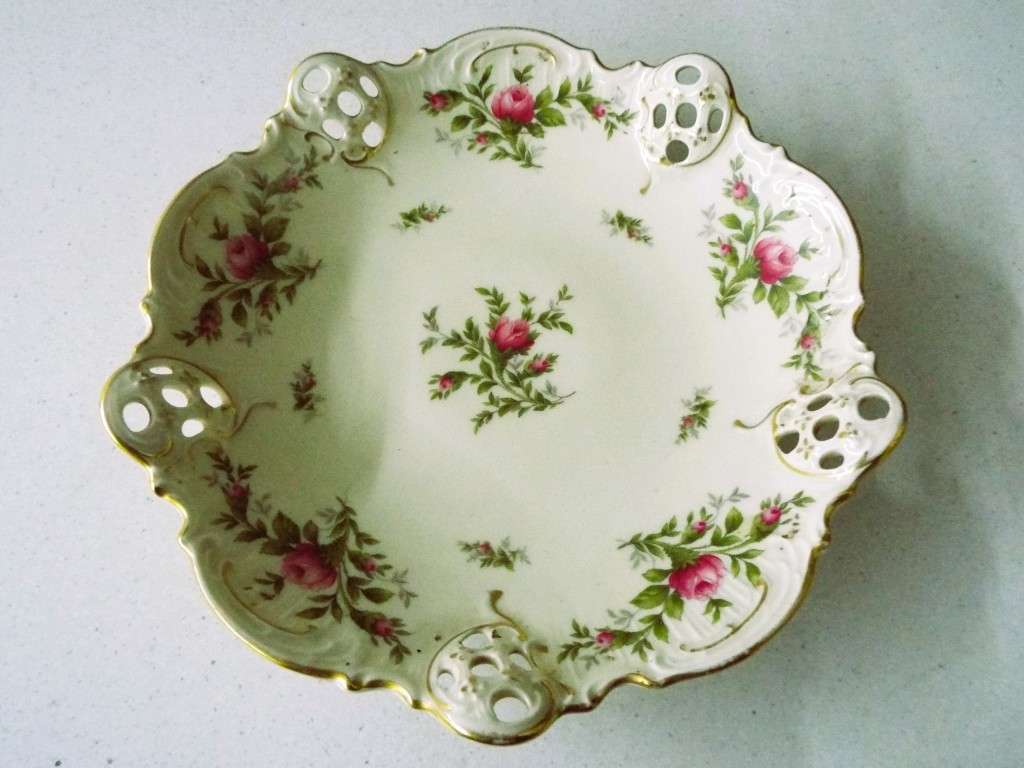 Vintige Rosen Thale Germany Hand decorated white gold plate