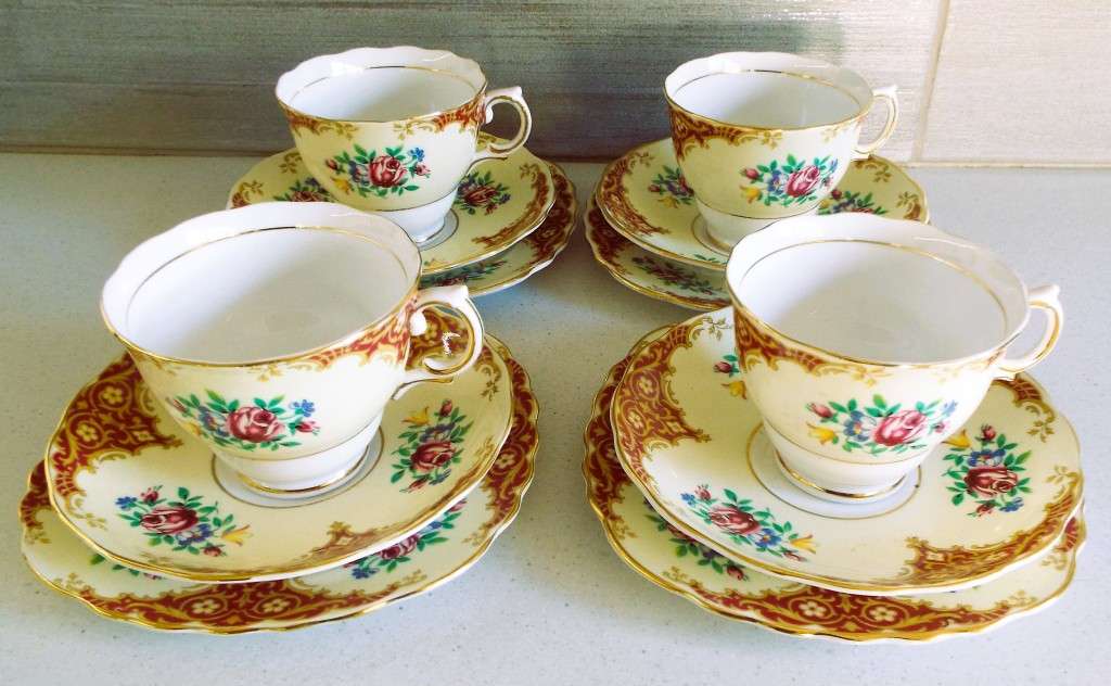 RARE,, Colclough Bone China Tea Set Trio - Red Roses and Floral Pattern, Gilt Edge x 4