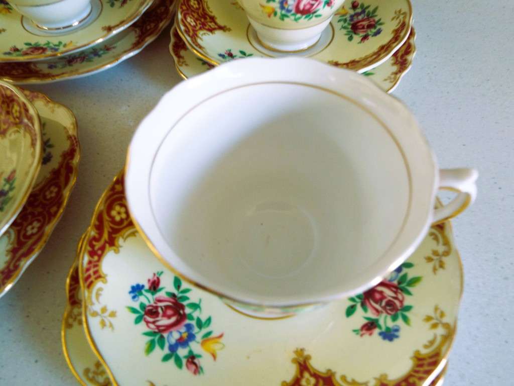 RARE,, Colclough Bone China Tea Set Trio - Red Roses and Floral Pattern, Gilt Edge x 4