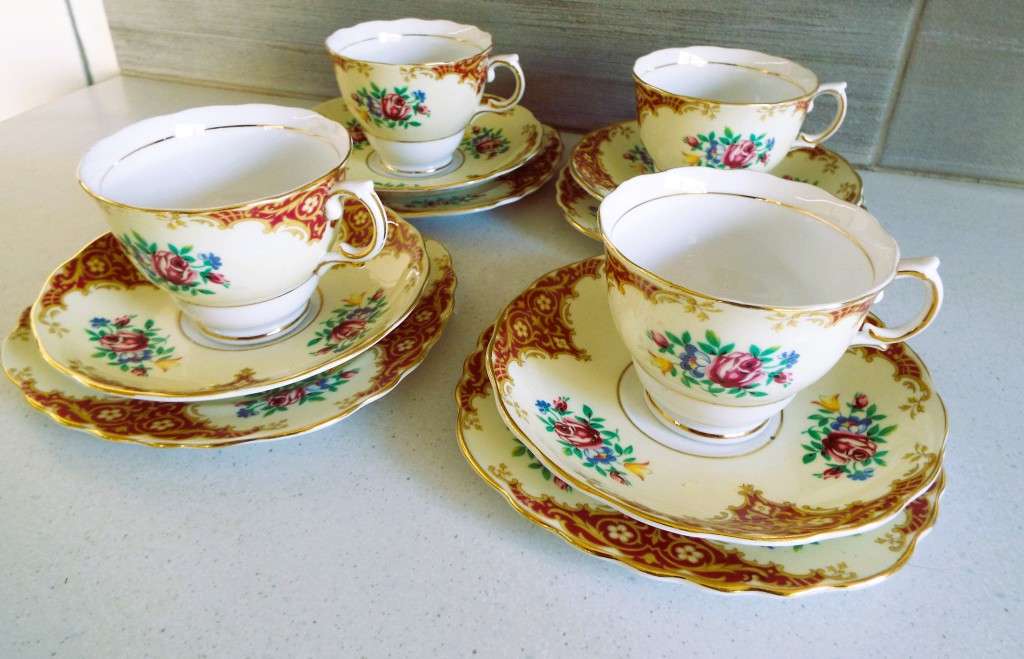 RARE,, Colclough Bone China Tea Set Trio - Red Roses and Floral Pattern, Gilt Edge x 4