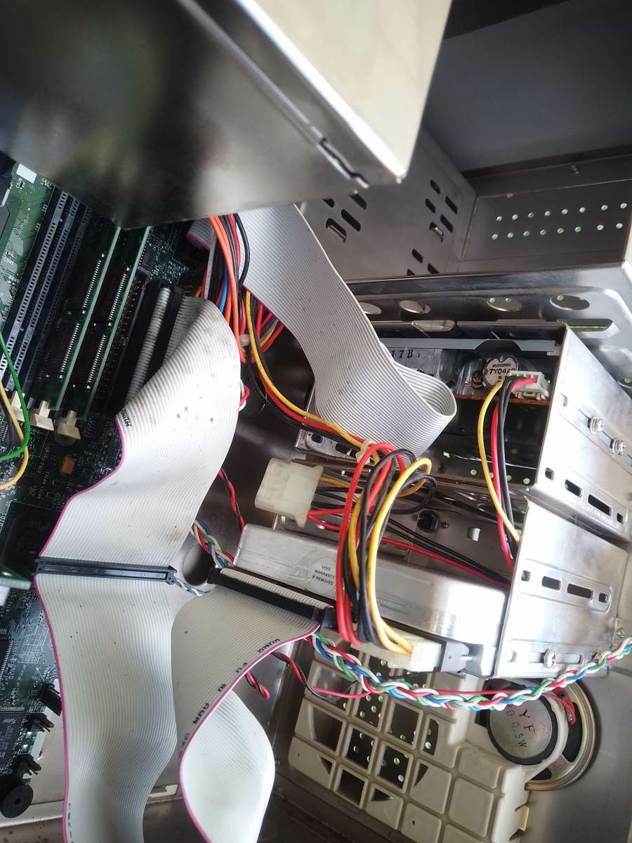 AN ABSOLUTE VINTAGE COMPUTER - WINDOWS 95 - EXCELLENT WORKING ORDER!