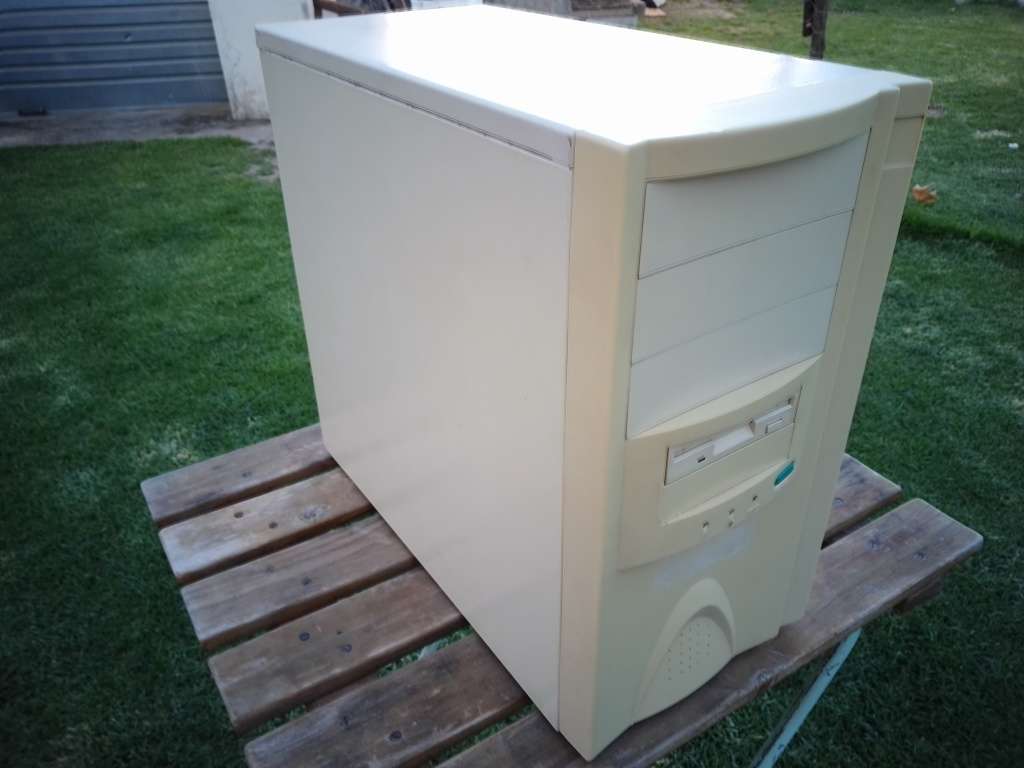 AN ABSOLUTE VINTAGE COMPUTER - WINDOWS 95 - EXCELLENT WORKING ORDER!