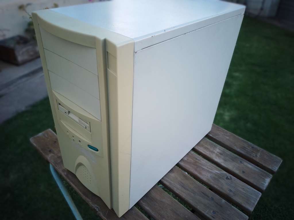 AN ABSOLUTE VINTAGE COMPUTER - WINDOWS 95 - EXCELLENT WORKING ORDER!