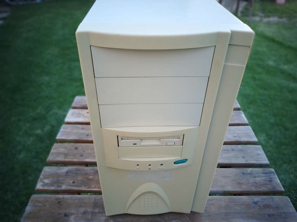 AN ABSOLUTE VINTAGE COMPUTER - WINDOWS 95 - EXCELLENT WORKING ORDER!