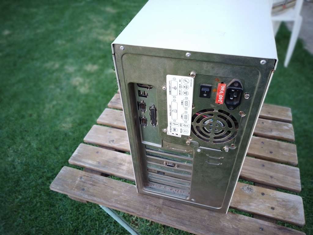 AN ABSOLUTE VINTAGE COMPUTER - WINDOWS 95 - EXCELLENT WORKING ORDER!