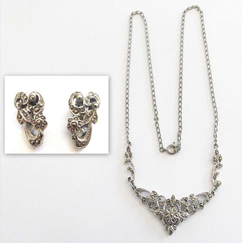 A COSTUME JEWELLERY MARCASITE NECKLACE AND MATCHING EARRINGS